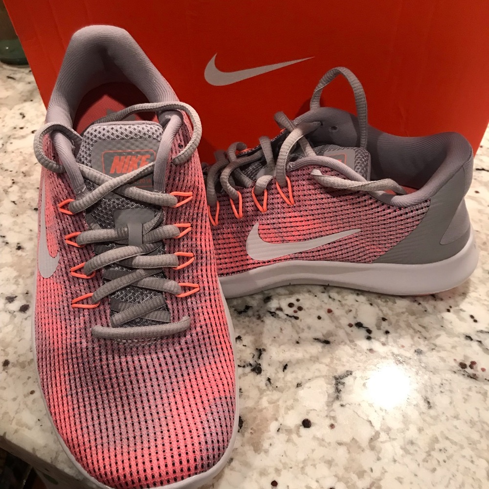 ✨SOLD ✨NEW Women’s Nike FlexRun Sneakers Sz 6